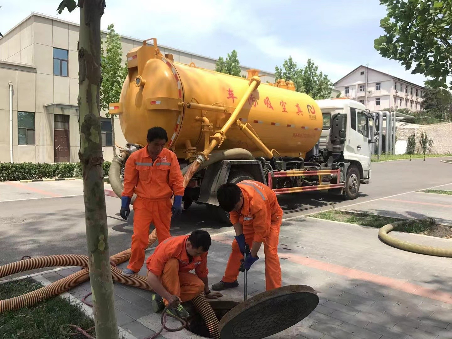 阿荣管道疏通车停在窨井附近