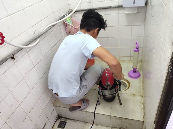 阿荣管道堵塞冒臭气 专业师傅现场解决问题