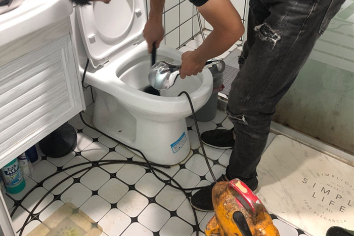 阿荣马桶堵塞自己疏通还是找师傅？专业上门服务让你省时更省心